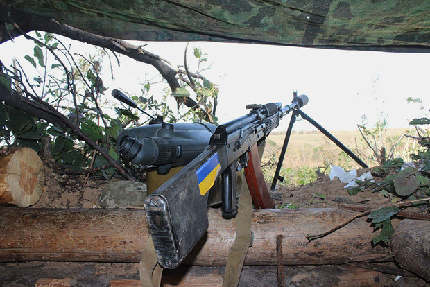 На Донбассе погиб военный: террористы стреляют из артиллерии и минометов