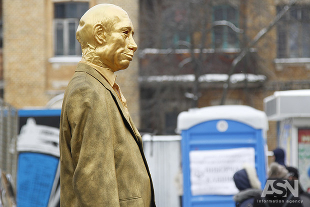Активисты поставили перед посольством России памятник Хутину и проголосовали в кабинках биотуалетов