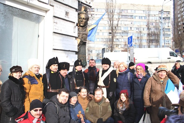 В центре Киева появился мемориальный барельеф Петлюре