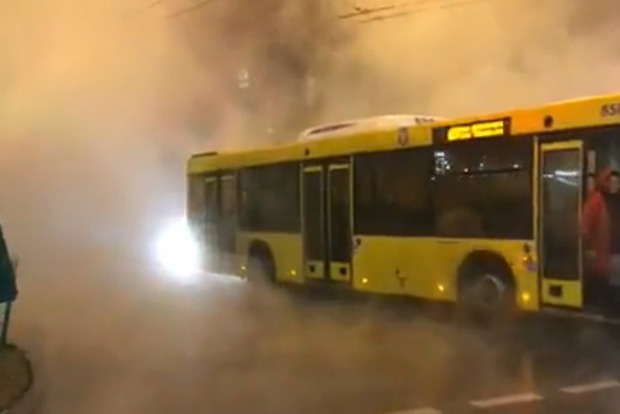 Весь район затянуло паром: в центре Киева прорвало трубу с кипятком 