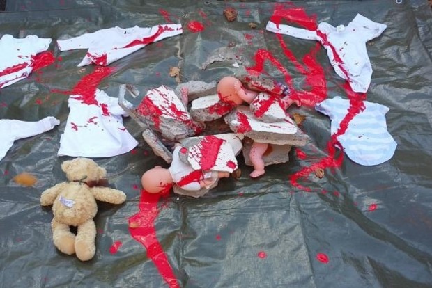 В Дублине к посольству РФ принесли «окровавленных» кукол