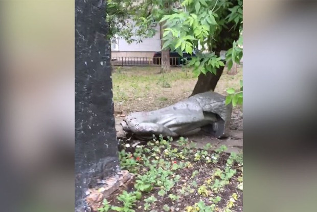 У Москві скинули пам'ятник Леніну, він залишився без голови