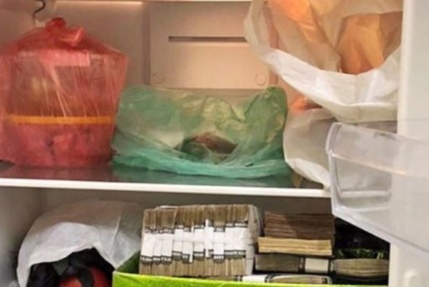 Чиновник Укрзализныци вместо масла хранил в холодильнике пачки денег
