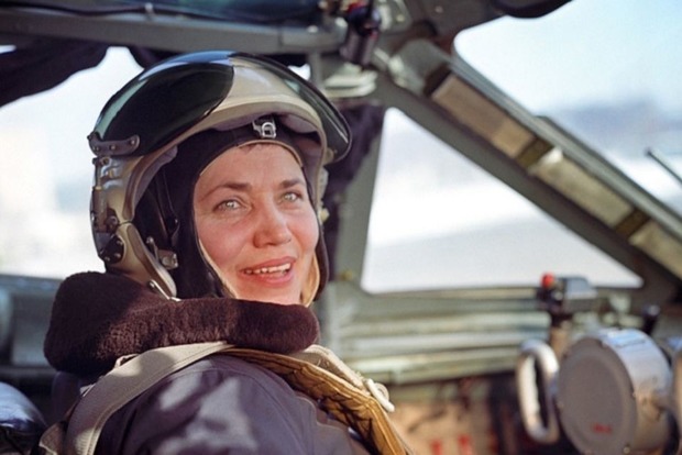 Померла перша жінка-льотчик, яка подолала звуковий бар'єр