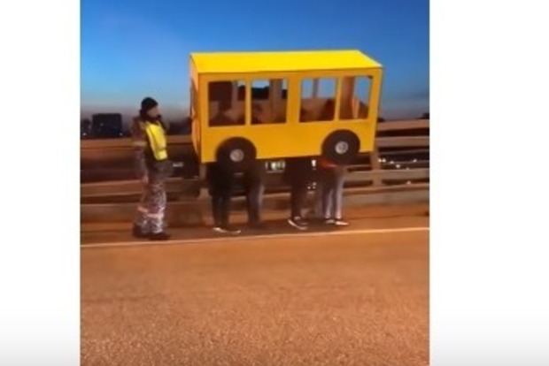 Четверо россиян пытались перейти запретный мост, прикинувшись автобусом
