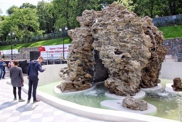 Відпочивальники в Одесі зламали фонтан, закидавши його монетами