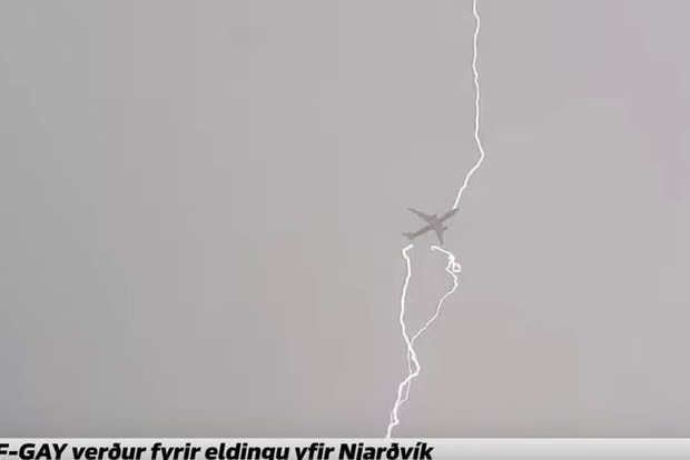 Очевидцы засняли на видео момент удара молнии в исландский самолет