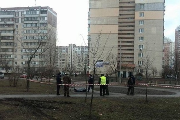 ﻿У Києві прямо на вулиці з рушниці застрелився пенсіонер