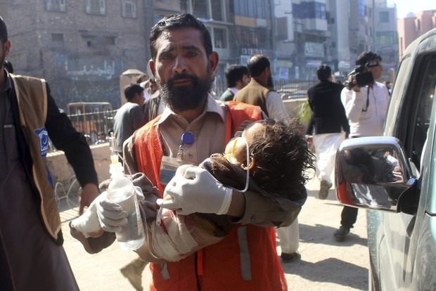 В Пакистане смертники напали на здание суда, семеро погибших