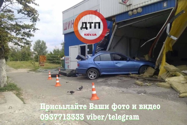 В автомойку на Борщаговке врезался BMW: погиб мойщик, первый день вышедший на стажировку