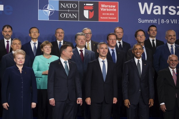 Порошенко принял участие в церемонии приветствия Генсека НАТО