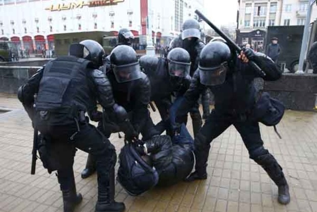 Протистояння силовиків і мітингувальників у Мінську. З'явилися фото