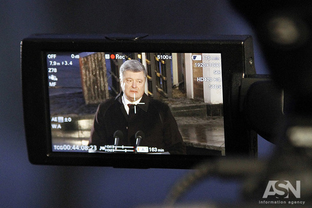 Порошенко отчитался, почему не пришел лично в суд над Януковичем