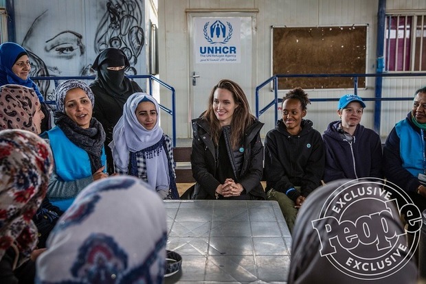 Анджелина Джоли вместе с дочками посетила беженцев из Сирии