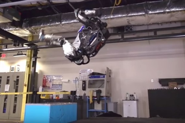 Прорив у робототехніці: Людиноподібний робот уперше в історії зробив сальто