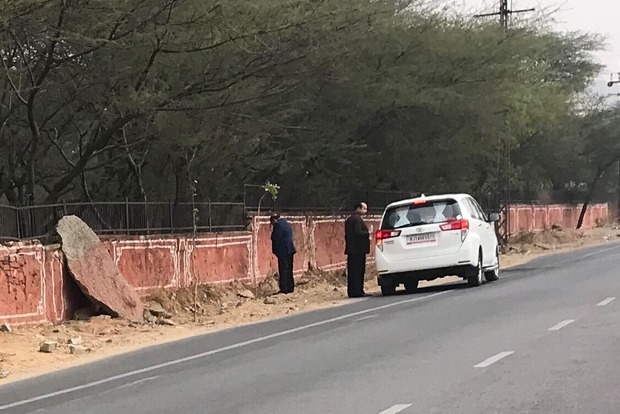 Министр в Индии помочился прямо на дороге, но проблемы в этом не увидел