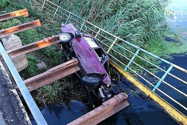 В Мариуполе машина с пьяным военным упала с моста (фото)