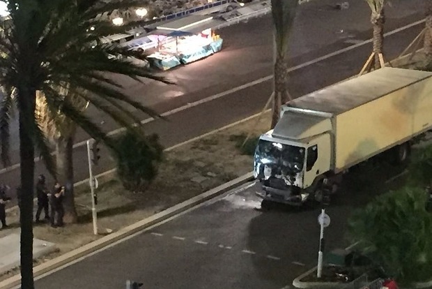 В сети появляются фото из Ниццы, где грузовик протаранил толпу людей