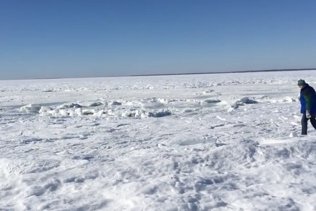 Аномалия в США: очевидец показал замерзший океан