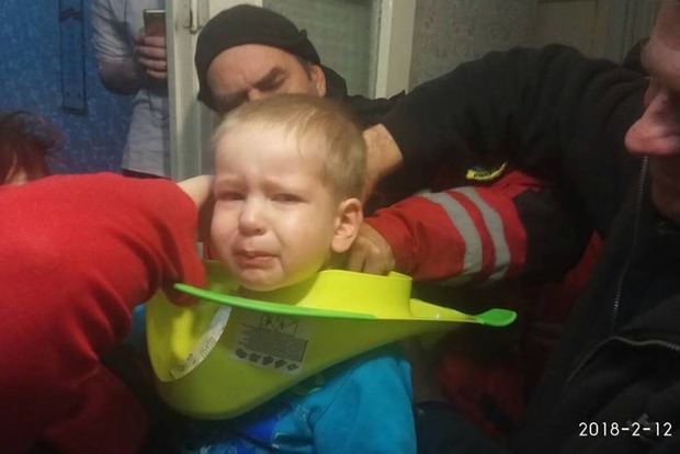 В Киеве малыш засунул голову в детский туалет и наглухо застрял