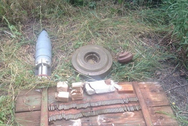 В районе АТО найдены два тайника с боеприпасами (фото)