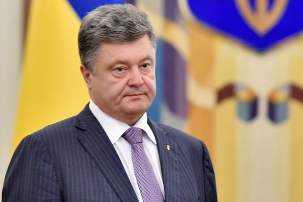 Порошенко поздравил украинцев с Днем Конституции (видео)