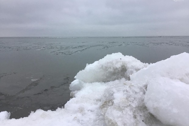 Азовское море в Мариуполе сковало льдом