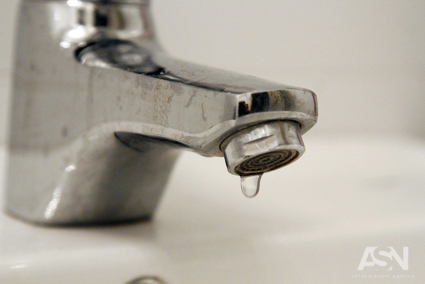 Эксперт назвал возмутительную причину затяжных отключений воды летом 