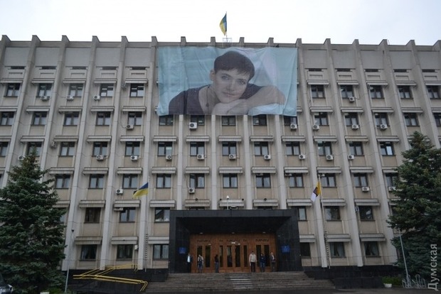 На здании Одесской ОГА вывесили огромный портрет Савченко (фото)