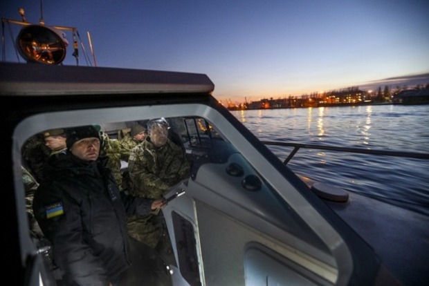Порошенко в море на новому українському катері в Маріуполі вийшов