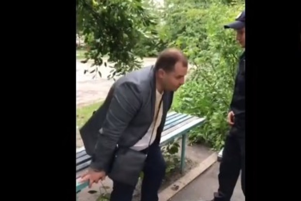 Свинота в мантии: киевляне поймали пьяного в стельку сотрудника Высшего спецсуда