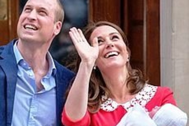 Спустя несколько часов после родов Кейт Миддлтон выписали из роддома. Первые фото принца