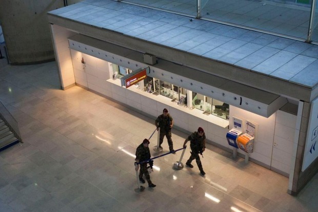 Бездомный украл €300 тысяч из аэропорта Парижа