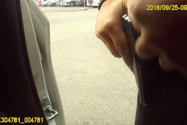 Обнародовано видео с нагрудной камеры патрульного, убитого в Днипре