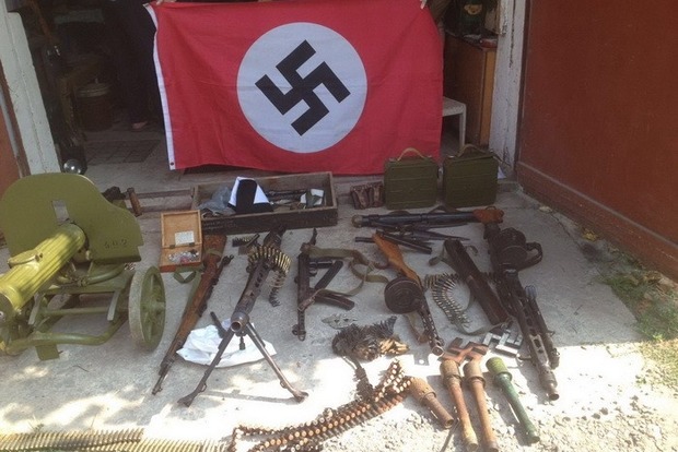 Житель Скадовська з російським паспортом зберігав зброю і нацистську символіку (фото)