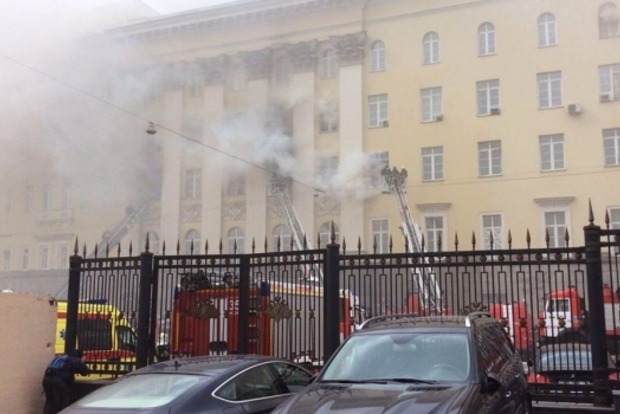 У Москві горять вже три поверхи будівлі Міноборони