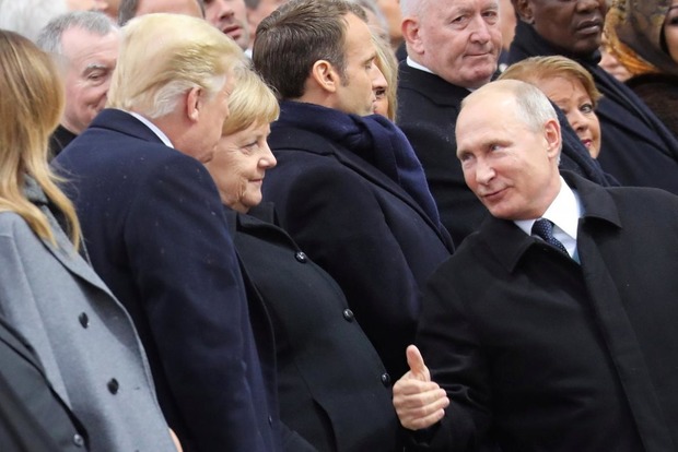 Путин показал Трампу палец. Появилось видео