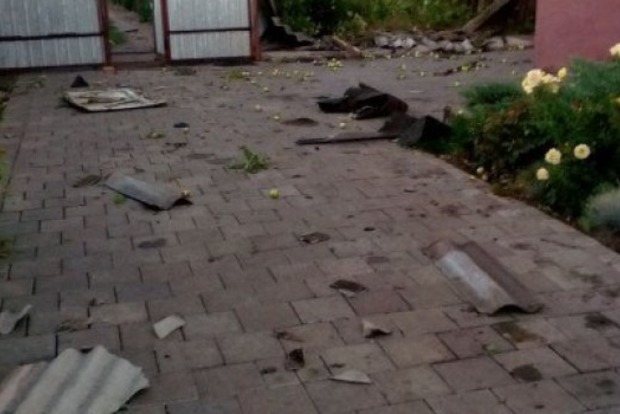 В Кривом Роге пронесся смерч с градом: Срывало крыши домов и ломало деревья