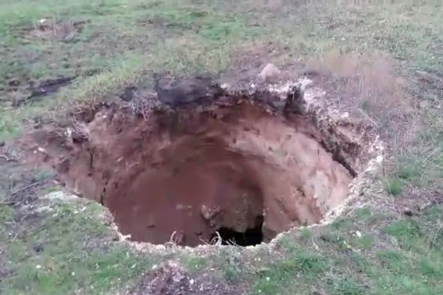 В селе Донецкой области на 15 метров провалилась земля