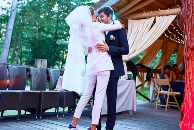 Гламурная дочь Добкина похвасталась новыми фото летней свадьбы 