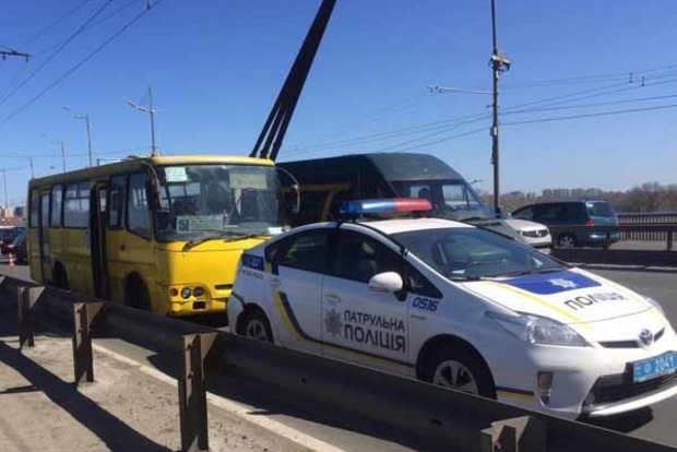 В Киеве маршрутка врезалась в автомобиль полиции