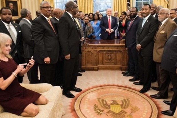 Фото радниці Трампа на дивані в Овальному кабінеті піддали жорсткій критиці