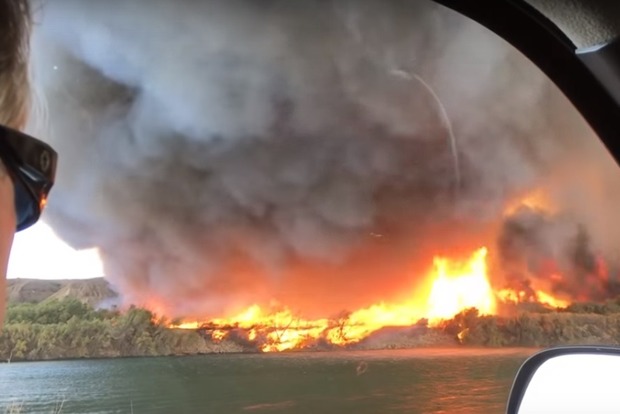 На видео попал редчайший огненный торнадо: яркие кадры