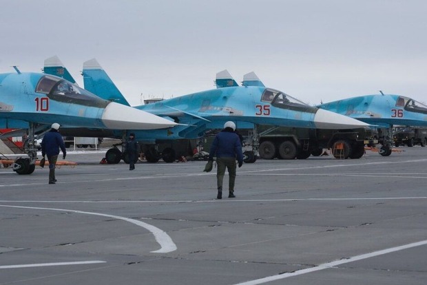На росії знов бавовна, кажуть, щось прилетіло в районі військового аеродрому в Морозівську.