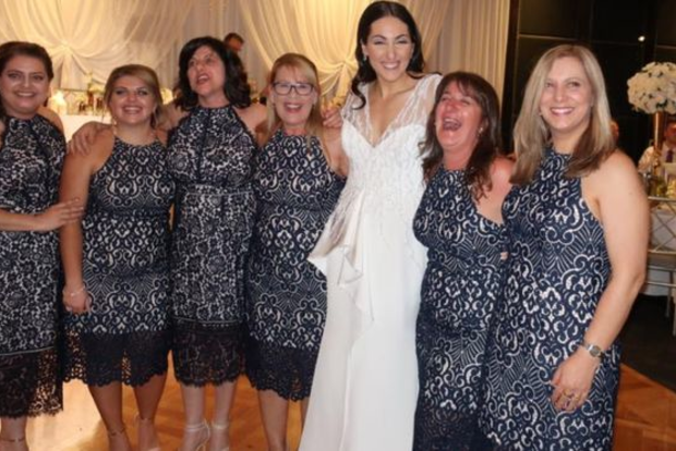 Женский кошмар: Шесть девушек пришли в одинаковых платьях на свадьбу в Австралии