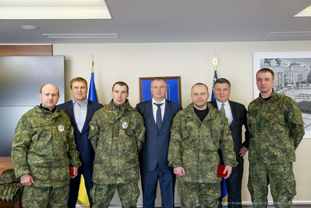 Аваков нагородив поліцейських, які «побили» Парасюка