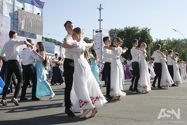 В Киеве установили рекорд по самому массовому исполнению вальса детьми