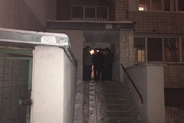 В Киеве в подъезде жилого дома прогремел взрыв: пострадал догхантер