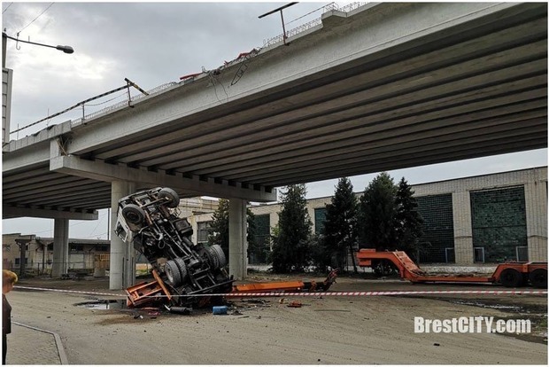 Со строящегося моста упал автокран (видео)