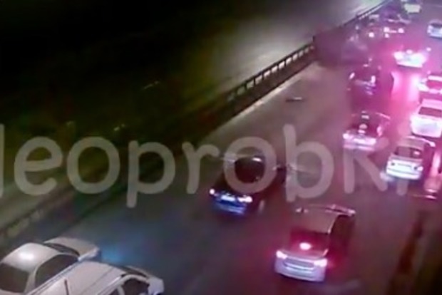 Опубликовано видео жуткого ДТП с кульбитом автомобиля в Киеве